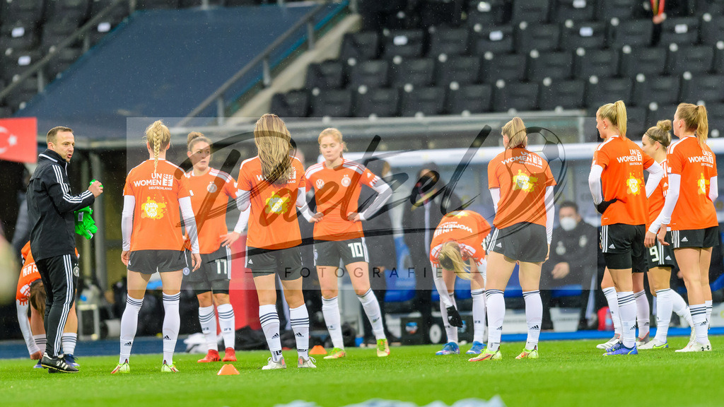 GERTUR20211126_076 | Fussball, Frauen: . Spielerinnen von Deutschland bei dem Spiel der WM-Qualifikation zwischen Deutschland und Tuerkei im Eintracht-Stadion am 26.11.2021 in Braunschweig, Deutschland. - Realisiert mit Pictrs.com