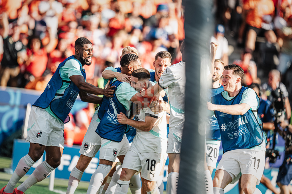 Fußball | Herren | UEFA-Fußball-Europameisterschaft 2024 | Gruppe D | Niederlande vs. Österreich | 25.06.2024 | Torschütze Romano Schmid (#18, Österreich) wird von seinem Team gefeiert