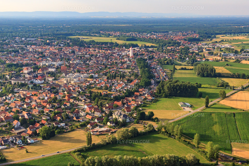 Aerial view: Rue de la Prairie in Bischwiller in the state Bas-Rhin, France. – Photo: IMG_30382.jpg taken on 07/09/2010 by Werner Riehm/FLY-FOTO.com – Resolution of the original: 4384 x 2923 px
