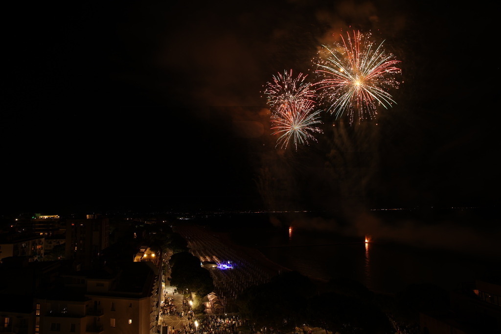Ferragosto Fireworks in Grado, Italy | GRADO, ITALY, 15.AUG.26 - FIREWORKS - Ferragosto fireworks over the Adriatic Sea in Grado, Italy. Colorful fireworks light up the night sky above the beach, coastline and waterfront during the traditional summer celebration. - Realisiert mit Pictrs.com