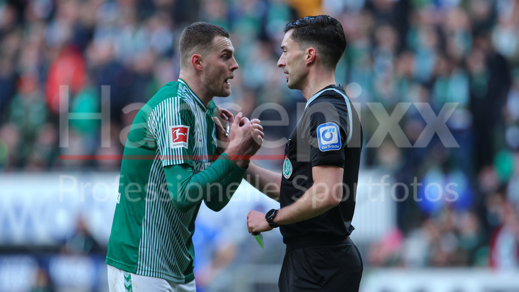 Fussball, Bundesliga, SV Werder Bremen - SV Darmstadt 98 | v.li.: Marvin Ducksch (SV Werder Bremen, 7) im Gespräch mit Schiedsrichter Florian Badstübner, reklamiert, beschweren, portestiert, meckern, Protest, will einen Elfmeter, Strafstoß, Schwalbe, Videoassistent, Videoüberprüfung, Videoschiedsrichter, Videobeweis, VAR, Video-Assistent, Video-Schiedsrichter, Kölner Keller, Video Assistant Referee, VA, TV-Beweis, Fernsehbeweis, DIE DFL-RICHTLINIEN UNTERSAGEN JEGLICHE NUTZUNG VON FOTOS ALS SEQUENZBILDER UND/ODER VIDEOÄHNLICHE FOTOSTRECKEN. DFL REGULATIONS PROHIBIT ANY USE OF PHOTOGRAPHS AS IMAGE SEQUENCES AND/OR QUASI-VIDEO.