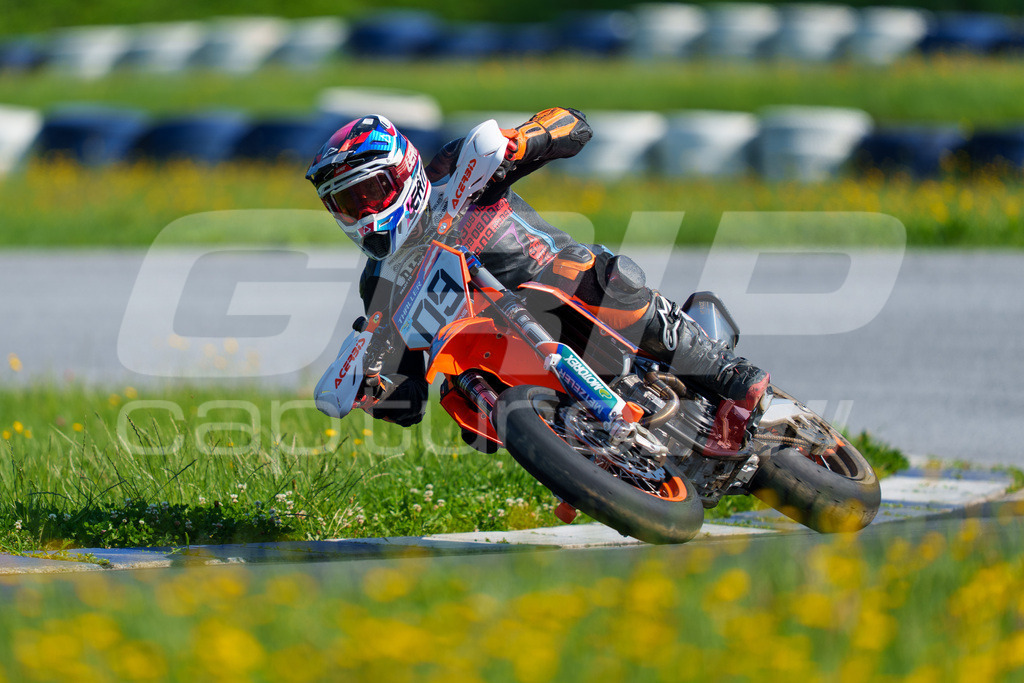 SuperMoto_Staatsmeisterschaft_Greinbach_144 | GRIPcapture steht für authentische Sportfotografie in Österreich – für Momente, die mehr sind als Geschwindigkeit oder Ergebnis. Es geht um Emotion, Spannung, Fokus und den Augenblick, der oft nur einen Wimpernschlag dauert.Ob Motorsport, Teamsport oder 