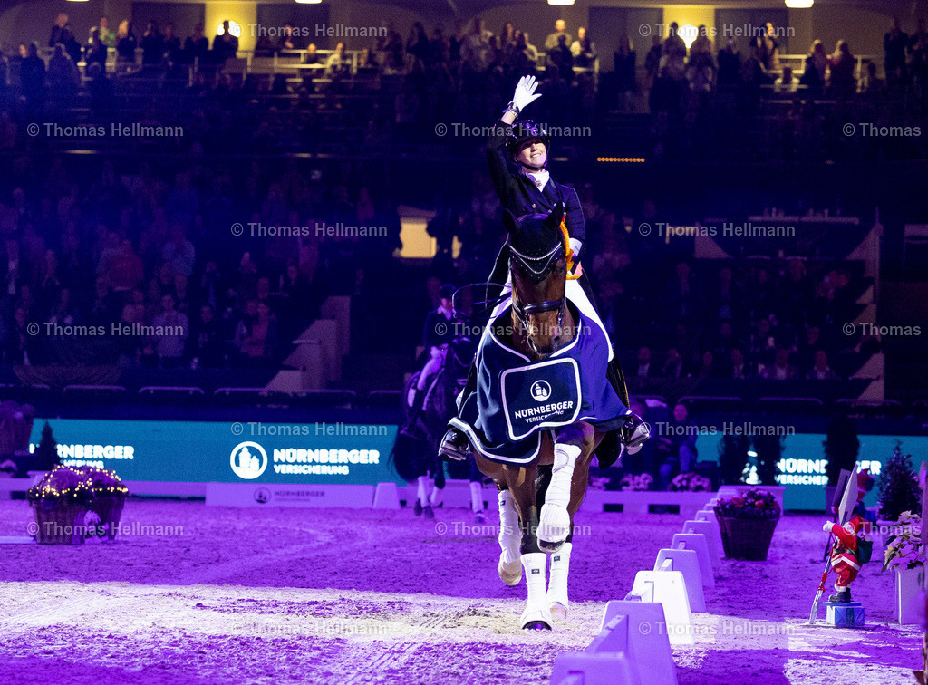 TH_221-SUTER Andrina (SUI)_ Briatore NRW_2409 | 221SUTER Andrina (SUI), Briatore NRW beim Festhallen Reitturnier Frankfurt 2022 am 17.12.22 in Franlkfurt, Festhalle