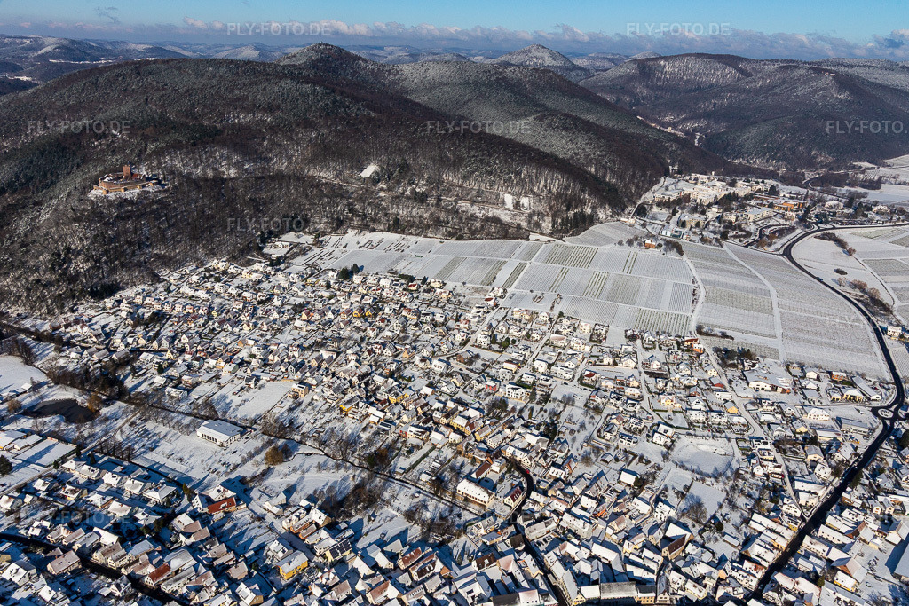 Luftbild: Winterluftbild im Schnee in Klingenmünster im Bundesland Rheinland-Pfalz in Deutschland. Foto: IMG_124430.jpg vom 11.02.2021 durch Werner Riehm/FLY-FOTO.de