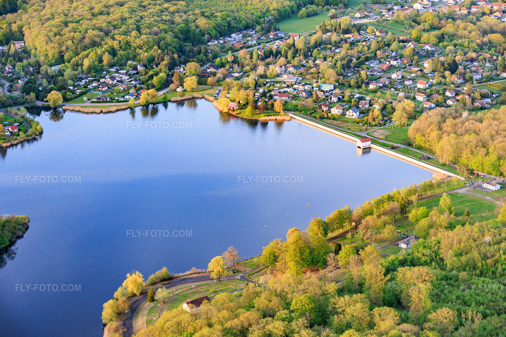 Aerial view: Dam La digue de dief on the Étang de Diefenbach in Puttelange-aux-Lacs in the state Moselle, France. – Photo: IMG_154782.jpg taken on 04/17/2026 by Werner Riehm/FLY-FOTO.com – Resolution of the original: 6000 x 4000 px