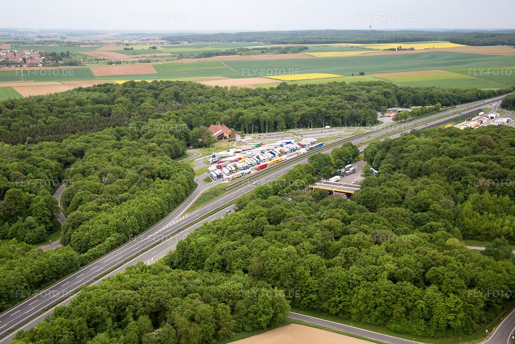 Luftbild: Streckenführung und Fahrspuren im Verlauf der Autobahn- Raststätte und Parkplatz der BAB A7 Riedener Wald Ost in Hausen in Hausen bei Würzburg im Bundesland Bayern in Deutschland. Foto: IMG_078818.jpg vom 14.05.2015 durch Werner Riehm/FLY-FOTO.de