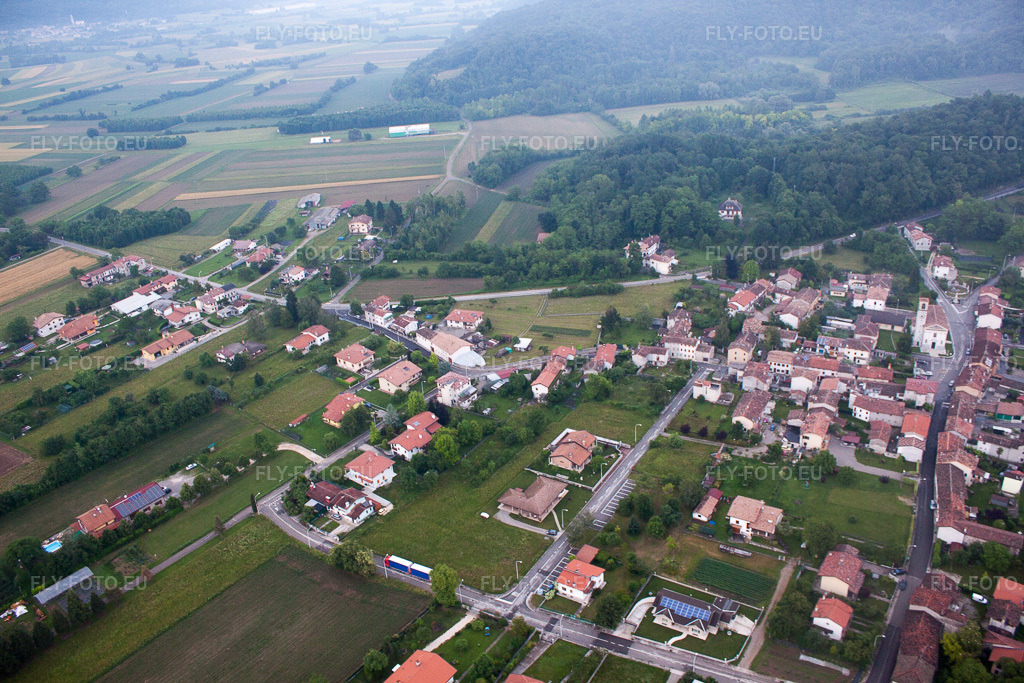 Vue aérienne: Vue de la ville à Solimbergo dans le département Frioul-Vénétie Julienne, Italie – .Photo: IMG_50465.jpg prise le 08/06/2012 par Werner Riehm/FLY-FOTO.eu – Résolution de l'original: 4752 x 3168 px