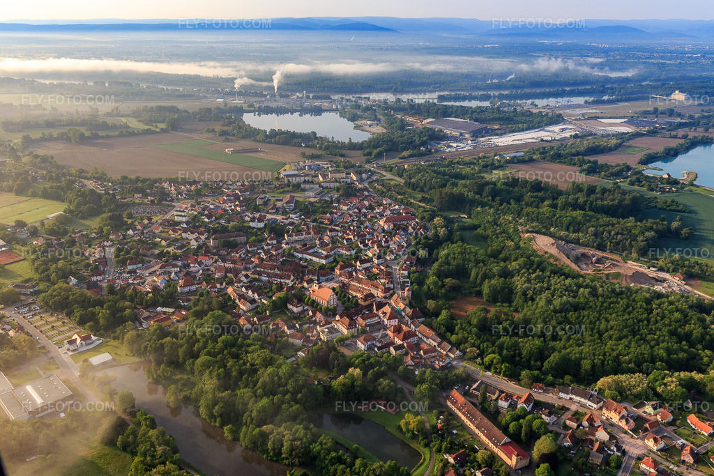Aerial view: City overview from the northwest in Lauterbourg in the state Bas-Rhin, France. – Photo: IMG_113994.jpg taken on 05/23/2019 by Werner Riehm/FLY-FOTO.com – Resolution of the original: 5472 x 3648 px