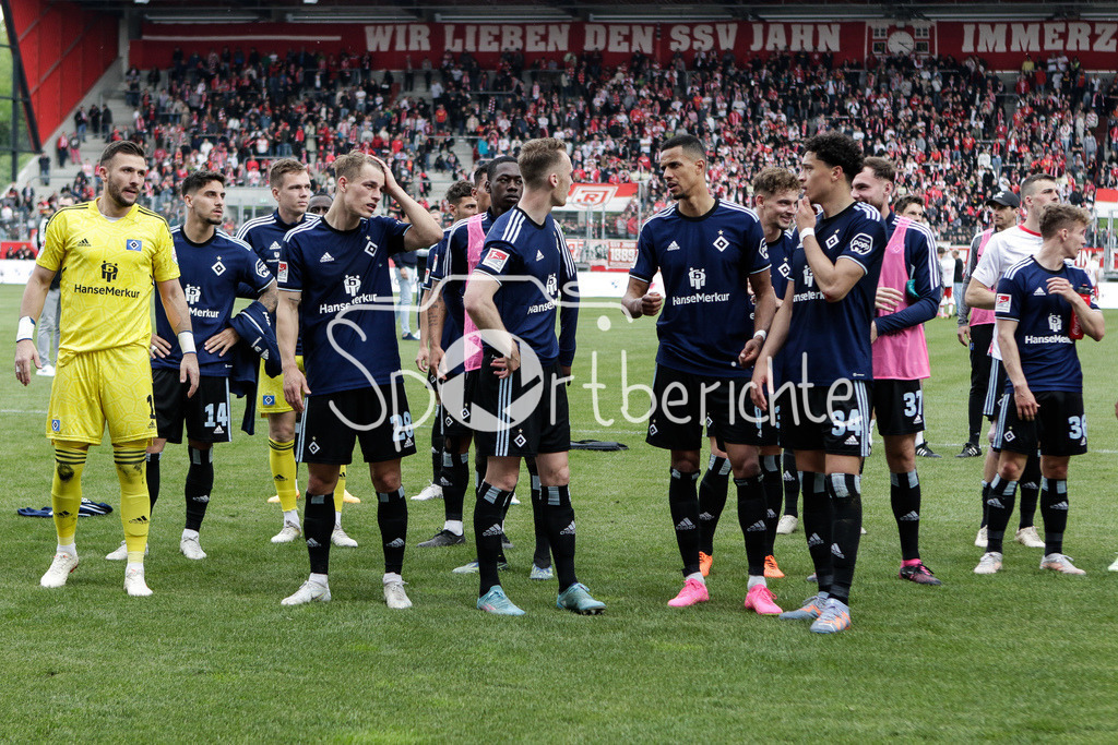 SSV Jahn Regensburg - Hamburger SV | Die Spieler des HSV feiern mit den mitgereisten fAns den Sieg in Regensburg / Jubel / Auswaertssieg / Freude / Ultras / DFL REGULATIONS PROHIBIT ANY USE OF PHOTOGRAPHS AS IMAGE SEQUENCES AND/OR QUASI-VIDEO