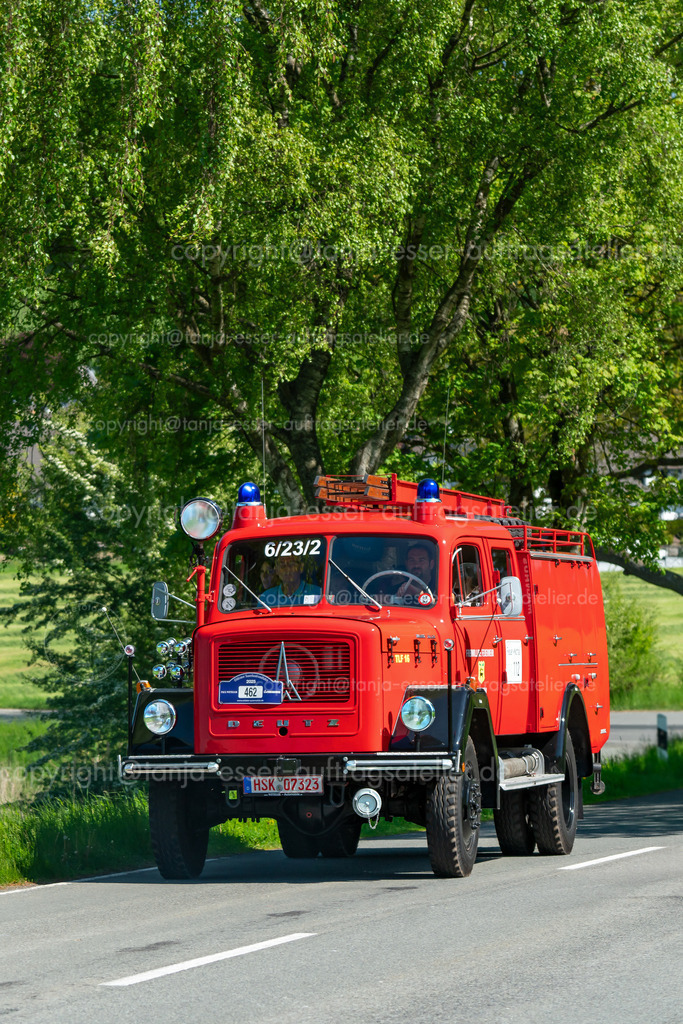 462 Sauerland Oldtimer Rundfahrt Feuerwehr LKW Magirus Deutz TLF_ 079 hoch | Brilon, Deutschland - 10. Mai 2025: Firma Witteler veranstaltet die Oldtimer Sauerlandrundfahrt (OSR). In Gevelinghausen wurde auf der Landstraße ein Feuerwehr LKW der Firma Magirus Deutz TLF aus dem Baujahr 1963 fotografiert.                                