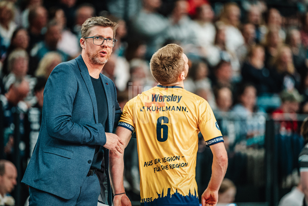 Volleyball | Herren | Saison 2024/2025 | 1. Volleyball Bundesliga Männer | Halbfinale | SVG Lüneburg vs. VfB Friedrichshafen | 05.04.2025 | v.l. Trainer Stefan Hübner (SVG Lüneburg) tröstet enttääuschten Gage Thomas Worsley (#6, SVG Lüneburg)