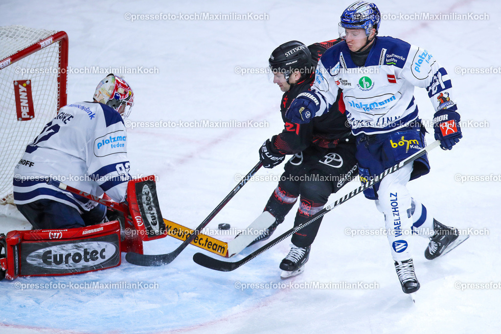 Koe13022401025 | 13.02.2024, Köln, Eishockey, Penny DEL, 45. Spieltag, Lanxess-Arena, Kölner Haie - Iserlohn Roosters: Torhüter Andreas Jenike (Iserlohn Roosters) verteidigt gegen Mark Olver (Kölner Haie) im Zweikampf gegen Ben Thomas (Iserlohn Roosters)