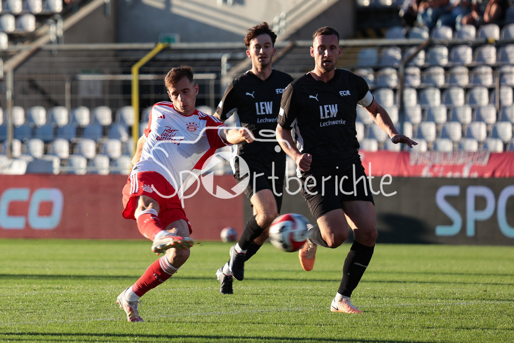 FC Bayern Amateure - FC Memmingen | Lovro ZVONAREK (FCB #8) bei einem Torschuss / Manuel KONRAD (FCM #20)