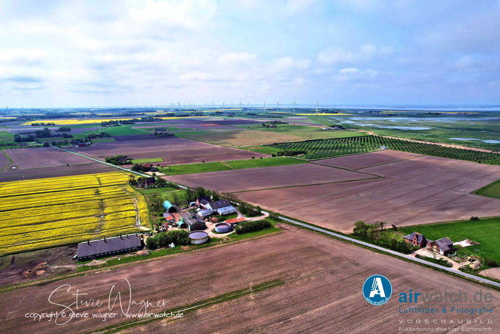 Luftbilder Rickelsbueller Koog - Nordfriesland | Luftbilder Rickelsbueller Koog - Der Rickelsbüller Koog bietet eine Vielzahl von Wander- und Radtouren, die durch die schönsten Ecken des Gebietes führen. Eine der bekanntesten Touren ist die “Erinnerungsstein Deichbau – Grenzland Runde von Klanxbüll”, eine leicht beziehungsweise mittelschwere Wanderung von 19,9 km Länge.