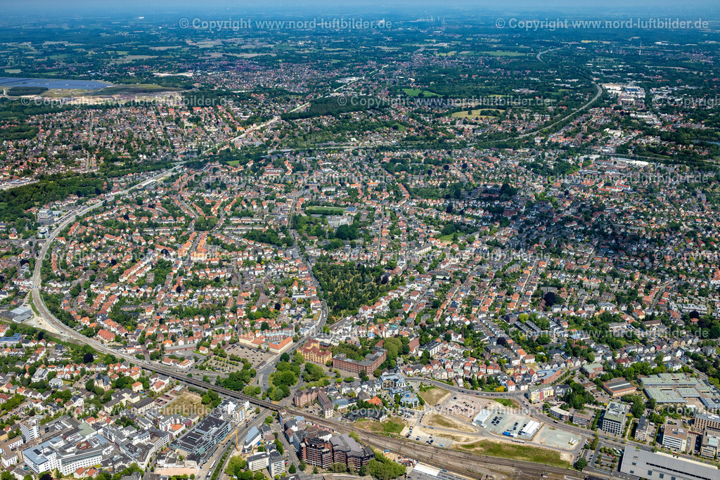 Oldenburg_ELS_5119050623 | OLDENBURG 05.06.2023 Stadtgebiet mit Außenbezirken und Innenstadtbereich in Oldenburg im Bundesland Niedersachsen, Deutschland. // City area with outside districts and inner city area in Oldenburg in the state Lower Saxony, Germany. Foto: Martin Elsen