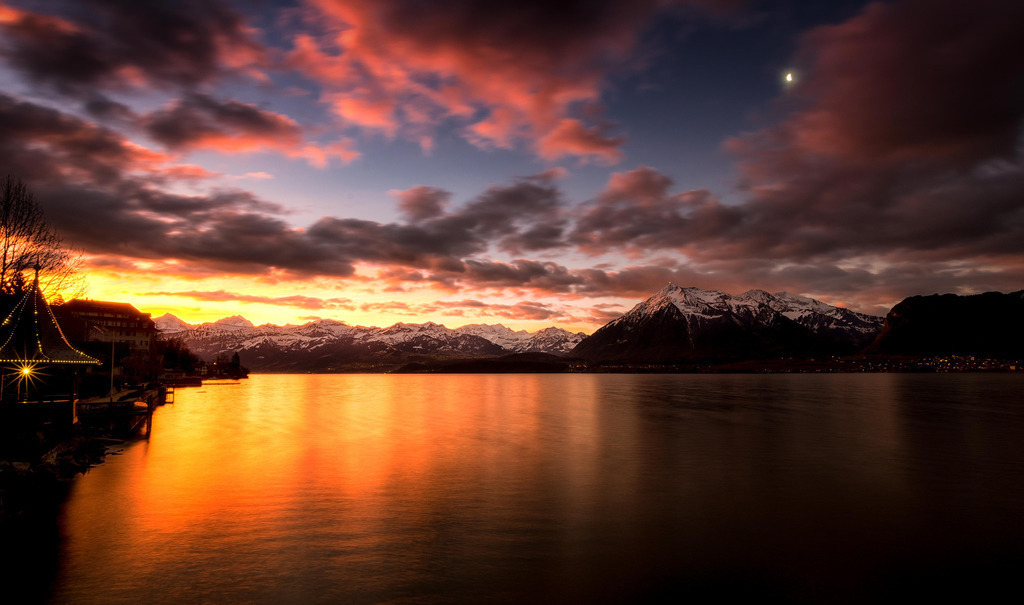 Morgengrauen | Der Thunersee in Hilterfingen mit Blick zu den Berner Alpen, wo sich ein neuer Tag ankündigt.
-----------------------------------------------
Lake Thun in Hilterfingen with a view of the Bernese Alps, where a new day is heralding.
-----------------------------------------------
Dieser Druck ist in einer limitierten Auflage von 5 Exemplaren erhältlich. 
This print is available in a limited edition of 5 copies. 
http://art.hess.photography/116-morgengrauen.html - Realisiert mit Pictrs.com