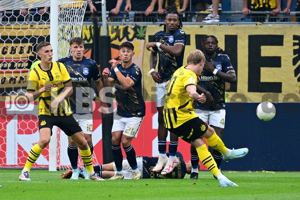 KBS Picture_PhoenixLuebeck-BorDortmund_071 | Die Mauer beim Freistoss v.l. Schlotterbeck Nico (Borussia Dortmund) , Stoever Jonathan (Phoenix Luebeck) , Sadrifar Valdemar (Phoenix Luebeck) , Iloka Obinna (Phoenix Luebeck) , Ntika Kevin (Phoenix Luebeck) und Brandt Julian (Borussia Dortmund) schiesst den Freistoss ,Sportplatz :  Volksparkstadion, - Realisiert mit Pictrs.com