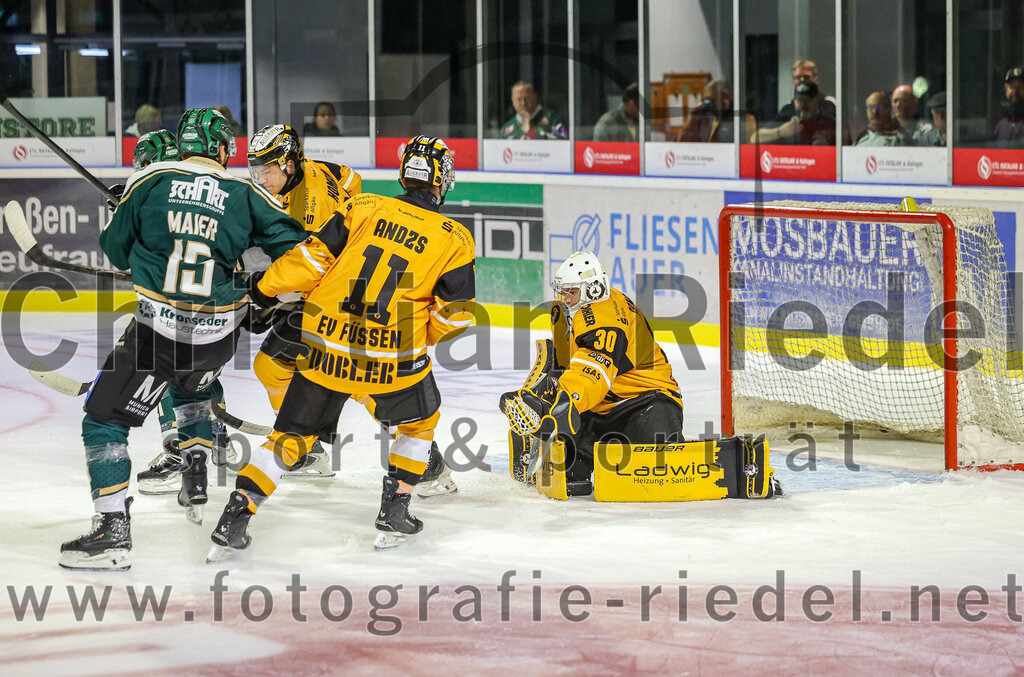 2025-08-22_077_TSV_Erding_gegen_EV_Fuessen | Erding, Deutschland, 22.08.2025:Eishockey, Oberliga Süd 2025 / 2026, Testspiel, TSV Erding gegen EV Füssen, Endergebnis: 1:4Elias Maier (Erding Gladiators, #15), Martins Andzs (EV Füssen, #11), Torwart Timotej Pancur (EV Füssen, #30)Foto: Christian Riedel / fotografie-riedel.net