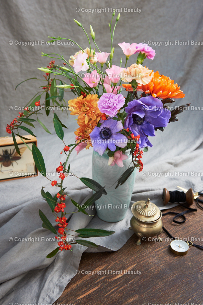 Strauss_alte_Meister_lila_orange | Lila-oranger Blumenstrauß im Stil der alten Meister auf grauem Untergrund - Realisiert mit Pictrs.com