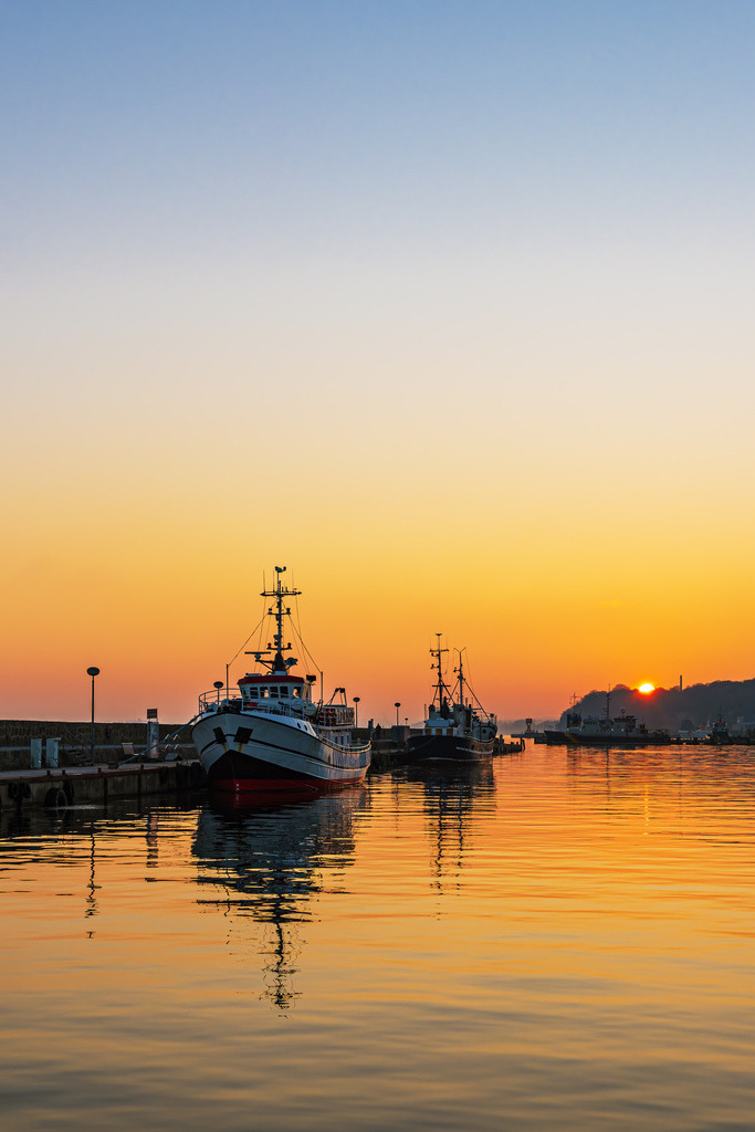 Sonnenuntergang und Fischerboote im Hafen der Stadt Sassnitz auf der Insel Rügen | Sonnenuntergang und Fischerboote im Hafen der Stadt Sassnitz auf der Insel Rügen.