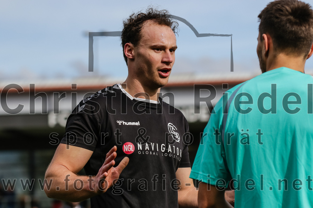 2024-02-24_065_FC_Schwaig_gegen_TSV_1880_Wasserburg | Oberding, Deutschland, 24.02.2024:
Fußball, 2. Runde Qualifikation TOTO-Pokal 2023 / 2024, 1. Spieltag, FC Schwaig gegen TSV 1880 Wasserburg, Endergebnis: 2:3

Markus Straßer (FC Schwaig, #11), Schiedsrichter Xaver Fabisch

Foto: Christian Riedel / fotografie-riedel.net