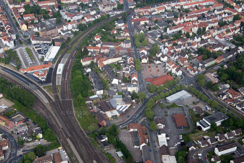 Luftbild: Gleisverlauf und Hauptbahnhofes der Deutschen Bahn in Hameln im Bundesland Niedersachsen in Deutschland. Foto: IMG_079422.jpg vom 24.05.2015 durch Werner Riehm/FLY-FOTO.de