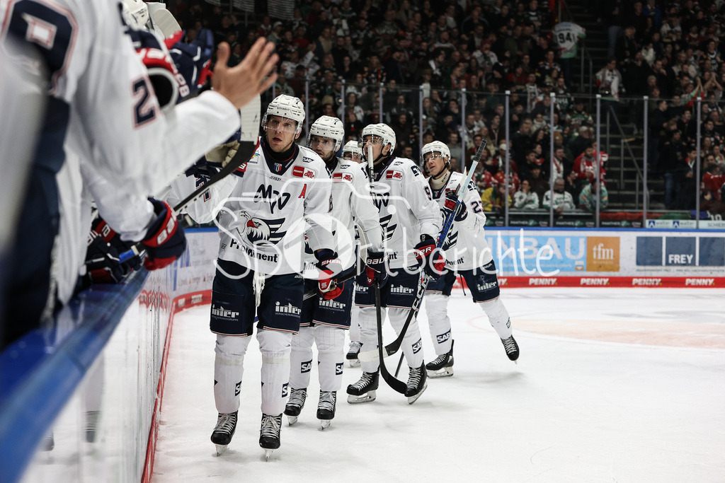 Augsburger Panther - Adler Mannheim | Jubel der Adler nach dem Treffer zum 0-3 durch David WOLF (MAN #89) / Freude / Tor / Torschuetze