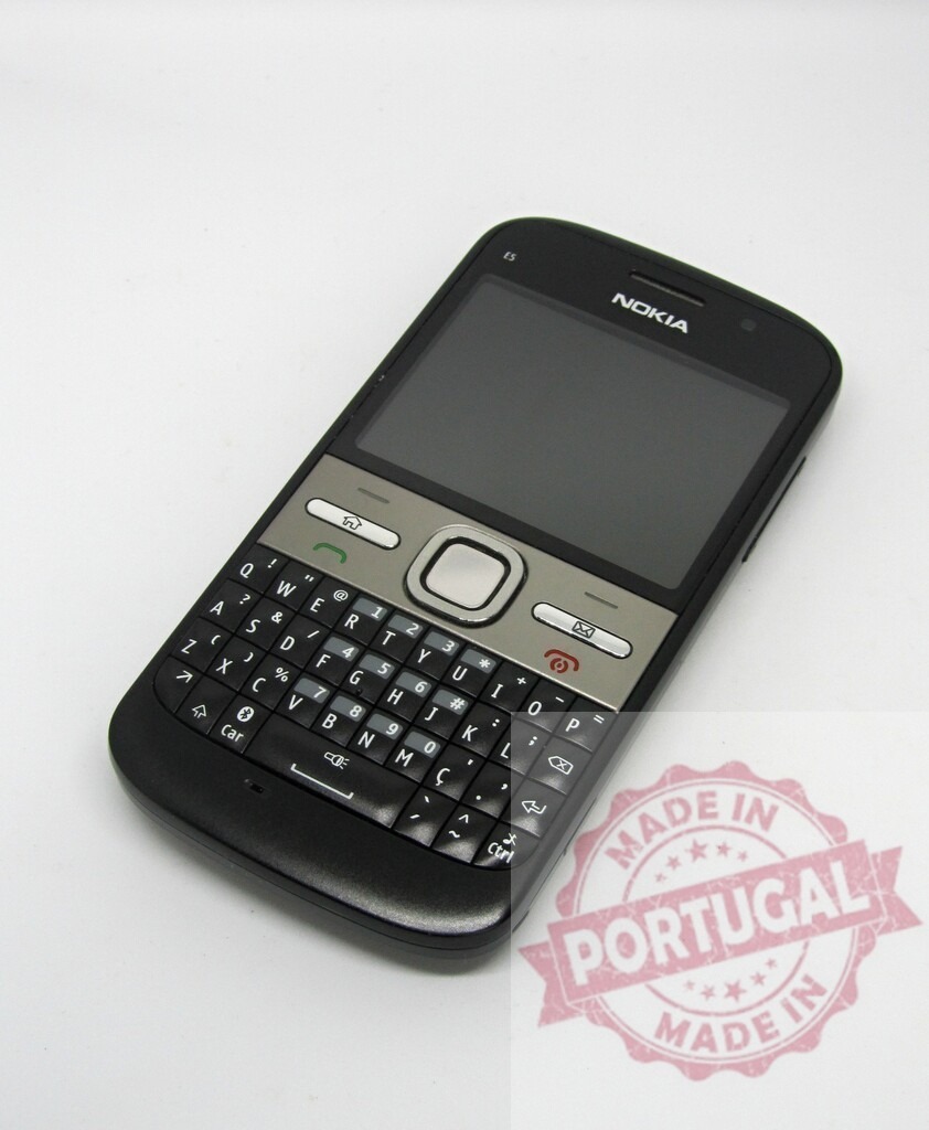 Nokia E5 mobile phone showing blank screen on white background | Nokia E5 mobile phone showing blank screen lying on a white background - Realisiert mit Pictrs.com