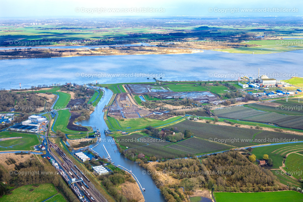 Stade_Stadersand_Sanddepot_LNG_Terminal_ELS_4284230323 | STADE 23.03.2023 LNG Flüssiggas Terminal Elbschlick Verschiffung auf den ehemaliegen Salinengelände in Stadersand in Stade im Bundesland Niedersachsen, Deutschland. Weiterführende Informationen bei: AOS Aluminium Oxid Stade GmbH,  Dow Deutschland Anlagengesellschaft mbH,  Hafenbetriebs GmbH & Co. KG,  Hanseatic Energy Hub GmbH. // LNG liquid gas terminal Elbschlick shipping on the former saltworks site in Stadersand in Stade in the state Lower Saxony, Germany. Further information at: AOS Aluminium Oxid Stade GmbH,  Dow Deutschland Anlagengesellschaft mbH,  Hafenbetriebs GmbH & Co. KG,  Hanseatic Energy Hub GmbH. Foto: Martin Elsen