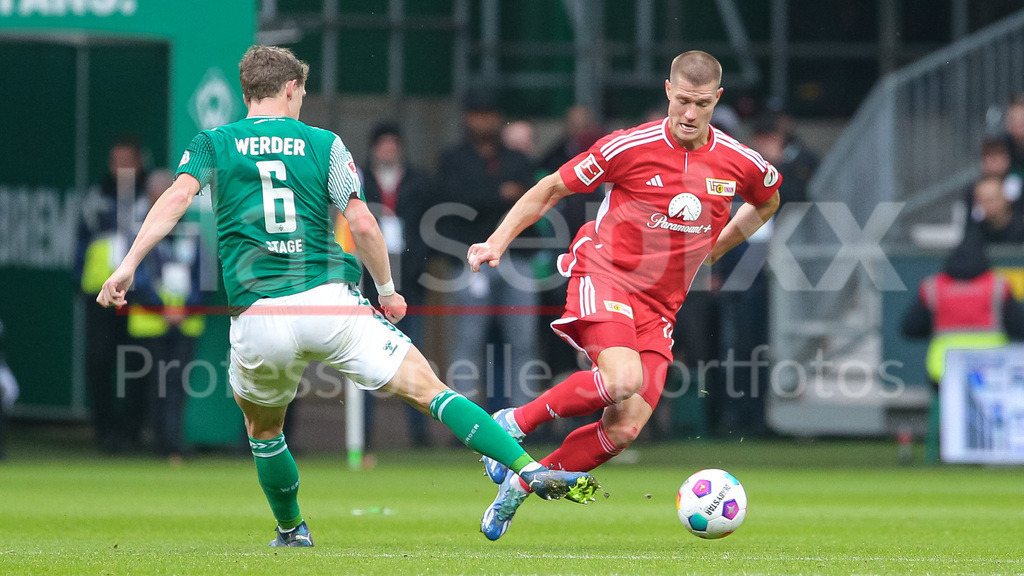 Fussball, Bundesliga, SV Werder Bremen - 1. FC Union Berlin | v.li.: Jens Stage (SV Werder Bremen, 6) und Kevin Behrens (1. FC Union Berlin, 17) im Zweikampf, Duell, Dynamik, Aktion, Action, Spielszene, DIE DFL-RICHTLINIEN UNTERSAGEN JEGLICHE NUTZUNG VON FOTOS ALS SEQUENZBILDER UND/ODER VIDEOÄHNLICHE FOTOSTRECKEN. DFL REGULATIONS PROHIBIT ANY USE OF PHOTOGRAPHS AS IMAGE SEQUENCES AND/OR QUASI-VIDEO.