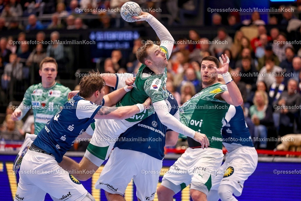 BHC22022601129 | 22.02.2026, Handball, HBL, Bergischer HC - Füchse Berlin, Mitsubishi Electric HALLE Düsseldorf: Mathias Gidsel (Füchse Berlin #19) wirft den Ball auf das Tor gegen Gerdas Babarskas (BHC #14) Aron Seesing (BHC #49) 
