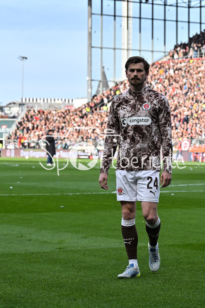 FC St. Pauli - FC Bayern München | ST. PAULI, DEUTSCHLAND - 11. APRIL: im Bild Connor METCALFE (FC St. Pauli 24) vor dem Bundesligamatch zwischen dem FC St. Pauli und dem FC Bayern München am 29. Spieltag im Millerntor Stadion / DFL REGULATIONS PROHIBIT ANY USE OF PHOTOGRAPHS AS IMAGE SEQUENCES AND/OR QUASI-VIDEO