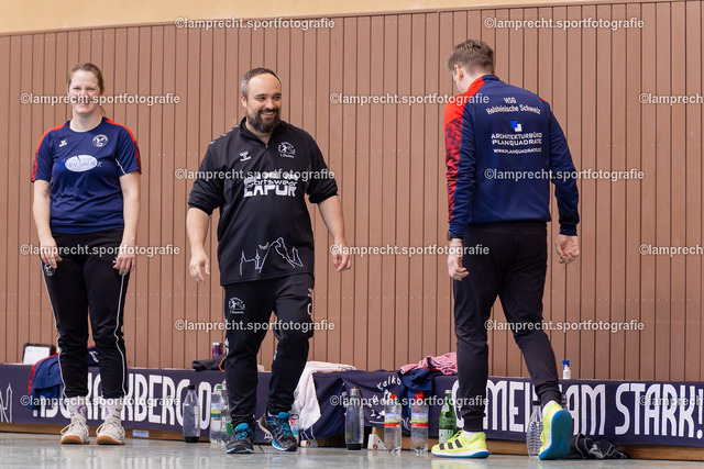 Handball I Damen I Saison 2025-2026 I Verbandsliga Süd I 15. Spieltag I HSG Kalkberg 06 - HSG Holsteinische Schweiz 046 | v.l. Benjamin Busch (Trainer, HSG Kalkberg 06), Sönke Frey (Trainer, HSG Holsteinische Schweiz) - Realisiert mit Pictrs.com