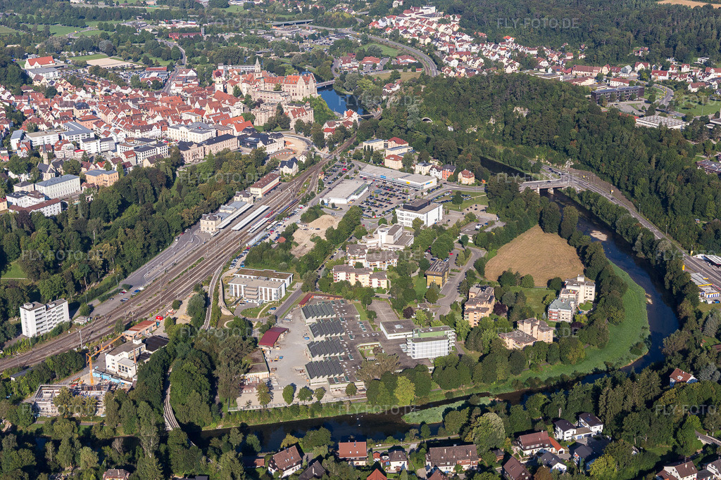 Luftbild: Gleisverlauf und Bahnhofsgebäude der Deutschen Bahn auf einer Donauschleife in Sigmaringen im Bundesland Baden-Württemberg in Deutschland. Foto: IMG_094176.jpg vom 27.08.2016 durch Werner Riehm/FLY-FOTO.de