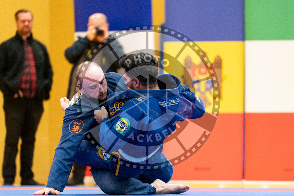 20231118PBB11176 | Fighters compete during the AJP Tour 600 Frankfurt Championship in Frankfurt/Main, Germany, on November 18, 2023.