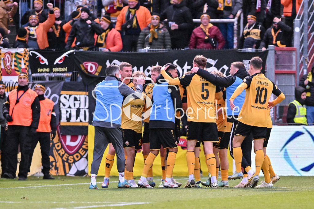 SpVgg Unterhaching - Dynamo Dresden | Jubel der Gaeste nach dem Treffer zum 0-2 durch David KABATTA (Dynamo Dresden 39) / Tor / Torschuetze / Freude / happy / 3. Liga: SpVgg Unterhaching - Dynamo Dresden, Uhlsportpark am 21.12.2024