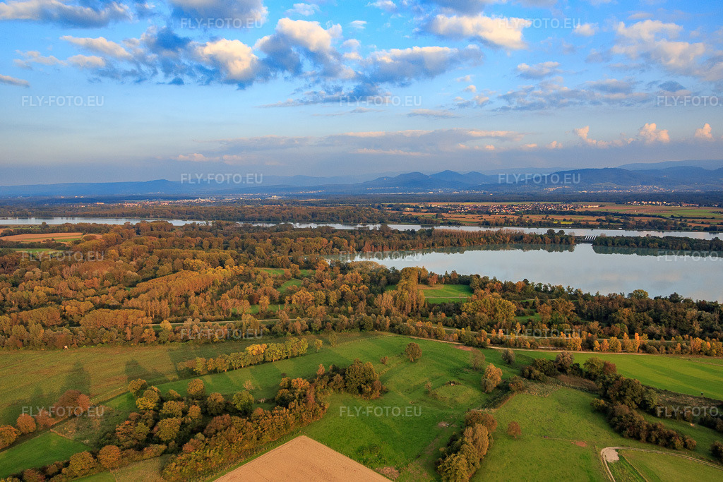 Vue aérienne: Lac de gravière sur le Rhin par Sables et Graviers Willersinn Sarl à Fort-Louis dans le département Bas Rhin, France – .Photo: IMG_074366.jpg prise le 04/10/2014 par Werner Riehm/FLY-FOTO.eu – Résolution de l'original: 5472 x 3648 px – Baustoffe & nachhaltige Lösungen | Holcim