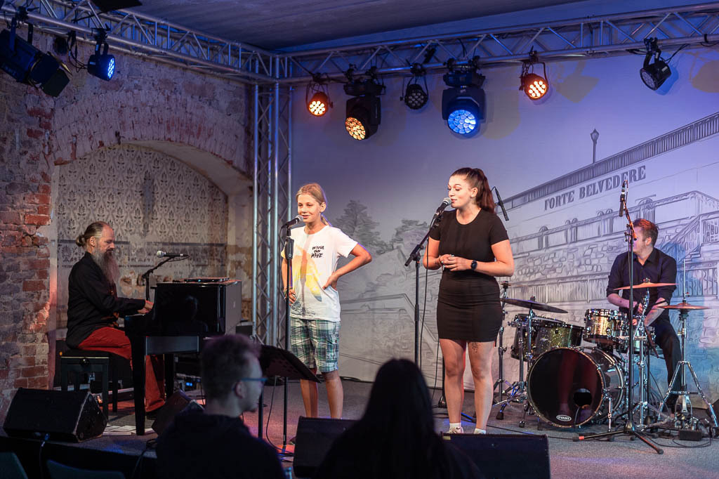 Karaoke mit Liveband | Karaoke mit Forster Family im Forte Belvedere Leisnig zum Festival Hallo Leisnig 2022. - Realisiert mit Pictrs.com