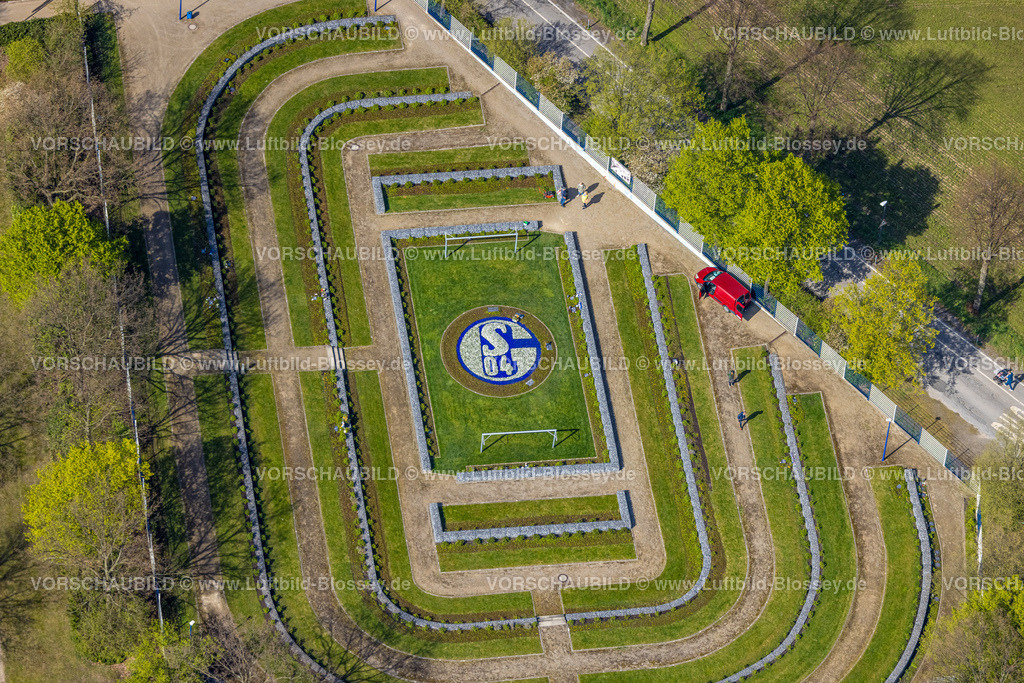 Gelsenkirchen220402773 | Luftbild, Schalke-Fan Feld auf dem Friedhof Gelsenkirchen Beckhausen-Sutum, Schalkefreidhof, Schalke-Friedhof, Beckhausen, Gelsenkirchen, Ruhrgebiet, Nordrhein-Westfalen, Deutschland