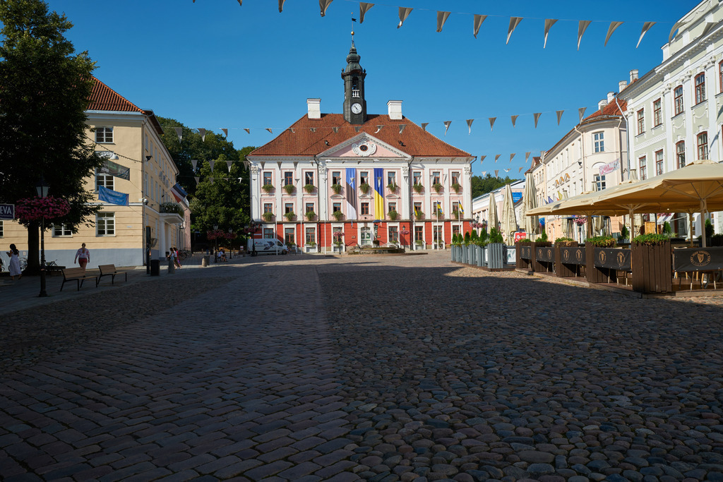 Fussgängerzone mit Rathaus und Brunnen | Tartu, Estland - August 23, 2022: Fussgängerzone mit Rathaus und Brunnen Küssende Studenten. - Realisiert mit Pictrs.com