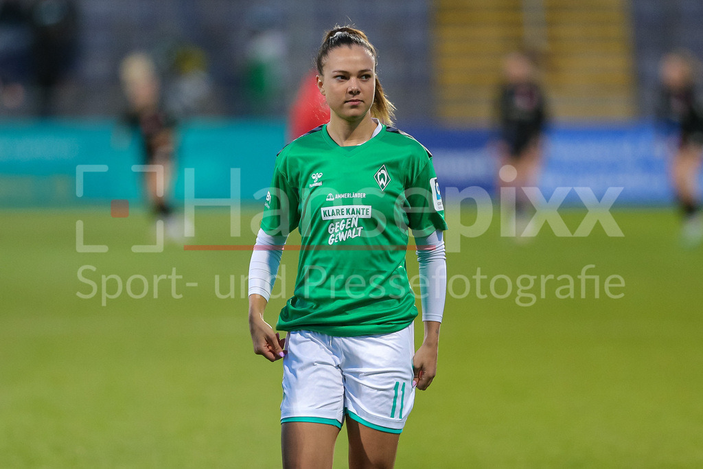 Fussball, Google Pixel Frauen-Bundesliga, Eintracht Frankfurt - SV Werder Bremen | v.li.: Maja Sternad (SV Werder Bremen, 11), in einem Aufwärmshirt mit dem Slogan, der Aufschrift, der Botschaft Klare Kante gegen Gewalt, DIE DFB-RICHTLINIEN UNTERSAGEN JEGLICHE NUTZUNG VON FOTOS ALS SEQUENZBILDER UND/ODER VIDEOÄHNLICHE FOTOSTRECKEN. DFB REGULATIONS PROHIBIT ANY USE OF PHOTOGRAPHS AS IMAGE SEQUENCES AND/OR QUASI-VIDEO.