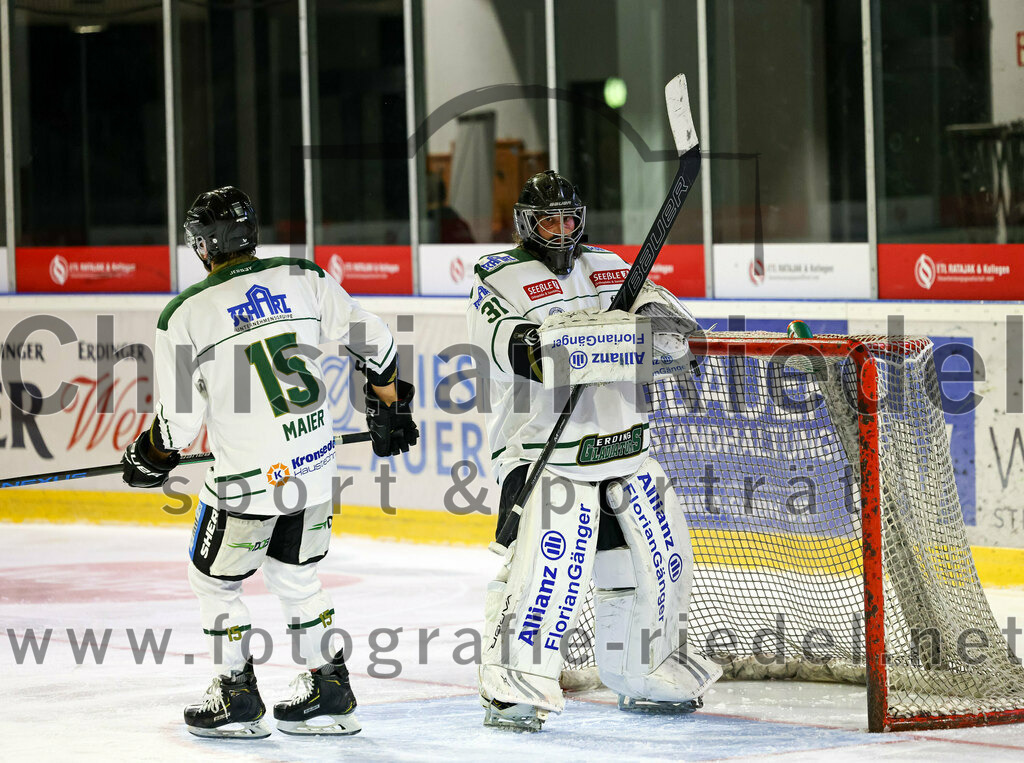 2022-09-09_125_TSV_Erding_gegen_Deggendorfer_SC | Erding, Deutschland, 09.09.2022:
Eishockey, Bayernliga 2022 / 2023, Testspiel, TSV Erding gegen Deggendorfer SC, Endergebnis: 2:5

Elias Maier (Erding Gladiators, #15), Torwart Christoph Schedlbauer (Erding Gladiators, #31)

Foto: Christian Riedel / fotografie-riedel.net