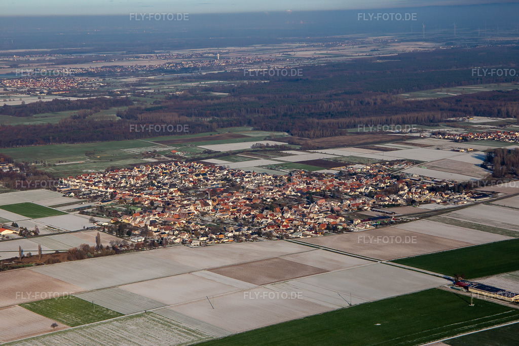 Luftbild: Ortsansicht von Südwesten im Winter bei Schnee in Ottersheim bei Landau im Bundesland Rheinland-Pfalz in Deutschland. Foto: IMG_135552.jpg vom 16.12.2022 durch Werner Riehm/FLY-FOTO.de