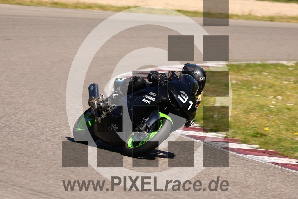 0031-20260426_02198 | Schöne Erinnerungen an spannende Momente - das festzuhalten ist unser Job. PIXELrace.de ist seit 2003 auf den Rennstrecken Europas unterwegs um die Action draußen beim Fahren und die wunderbare Stimmung imm Fahrerlager für euch einzufangen.