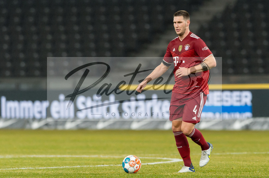 BSCFCB20220123_272 | Fussball, Herren: Niklas Suele (FC Bayern Muenchen) in Aktion, am Ball, Einzelaktion bei dem Spiel der 1. Bundesliga zwischen Hertha BSC und FC Bayern Muenchen im Olypiastadion am 23.01.2022 in Berlin, Deutschland.DFB / DFL REGULATIONS PROHIBIT ANY USE OF PHOTOGRAPHS AS IMAGE SEQUENCES AND/OR QUASI-VIDEO. - Realisiert mit Pictrs.com
