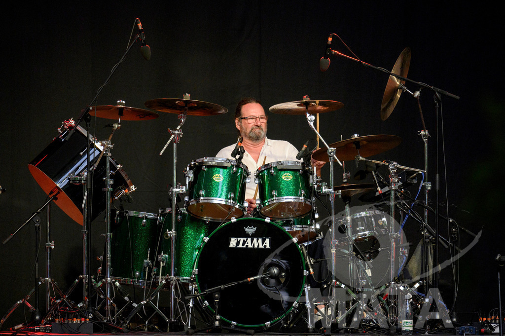 _DWA2833 | Kevin Whitehead von John Lees' Barclay James Harvest live bei einem Konzert in Serenadenhof Nürnberg, 01.07.2023 - Realisiert mit Pictrs.com