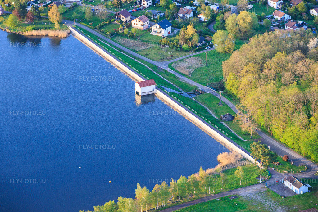 Vue aérienne: Barrage La digue de dief sur l'Étang de Diefenbach à Puttelange-aux-Lacs dans le département Moselle, France.Photo: IMG_154369.jpg prise le 17/04/2026 par Werner Riehm/FLY-FOTO.euRésolution de l'original: 6000 x 4000 px