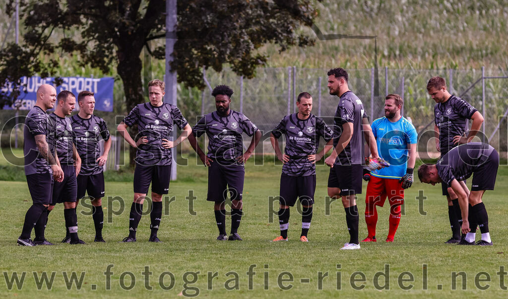 2023-08-27_007_TSV_Egmating_II_gegen_SG_Grasbrunn-Haar_II | Egmating, Deutschland, 27.08.2023:
Fußball, B-Klasse 2023 / 2024, 2. Spieltag, TSV Egmating II gegen (SG) Grasbrunn / Haar II, Endergebnis: 1:2

Hendrik Schlich (TSV Egmating, #10), Lennart Bonten (TSV Egmating, #2), Natnael Gebrmeskel (TSV Egmating, #5), Moritz Müller (TSV Egmating, #4)

Foto: Christian Riedel / fotografie-riedel.net