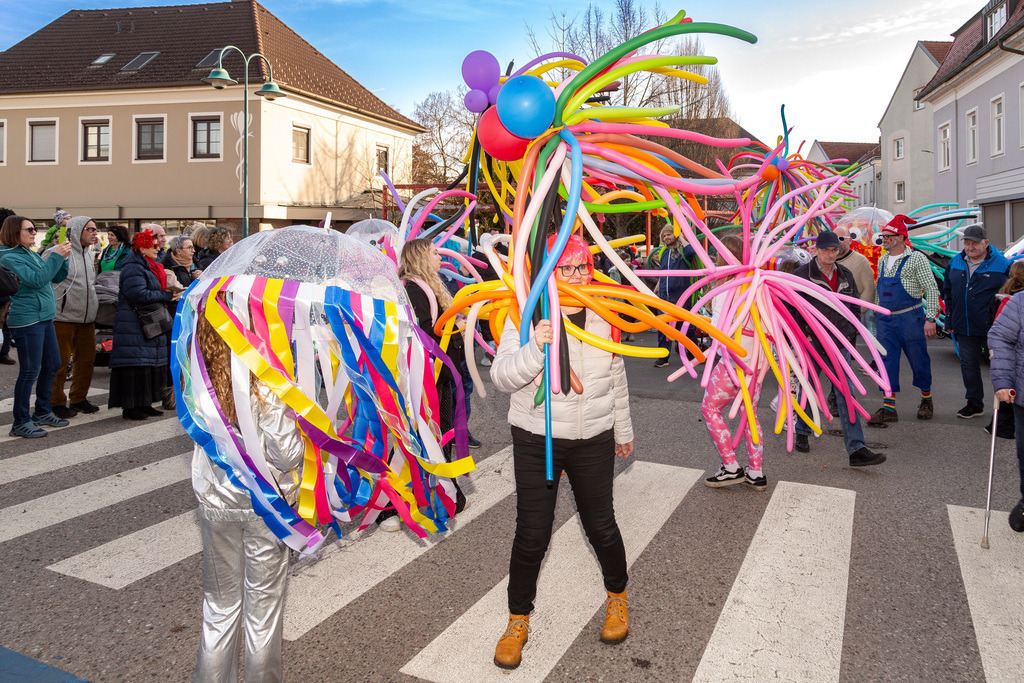 Umzug2025-213_9924 | Fotostrecke: FASCHINGSUMZUG 2025 in Loosdorf. 22 Masken(gruppen)-Teilnehmer: Loosdorfer Vereine, Wirtschaftstreibende, Gemeindeabordnungen sowie Kreditinstitute. rund 700 Besucher entlang der Hauptstrasse. Veranstaltungs-Sicherung durch Mannschaft der FF-Loosdorf mit schwerem Gerät. Maskenprämierung am EKZ-Platz durch Bgm. Thomas Vasku in den Kategorien: Bester Festwagen (Fa. gkonzept-Groissenberger; Beste Personengruppe-ASK-Loosdorf; Beste Einzelperson; Weiteste Anreise-FF Schollach;