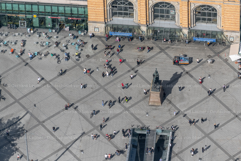 4030987 | HANNOVER 02.06.2020 Gleisverlauf und Gebäude des Hauptbahnhofes der Deutschen Bahn am Ernst-August-Platz in Hannover im Bundesland Niedersachsen, Deutschland. // Track progress and building of the main station of the railway in Hannover in the state Lower Saxony, Germany. Foto: Gerhard Launer